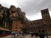 Kloster und Wanderund in Montserrat Berglandschaft (5)