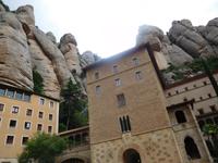 Kloster und Wanderund in Montserrat Berglandschaft (6)