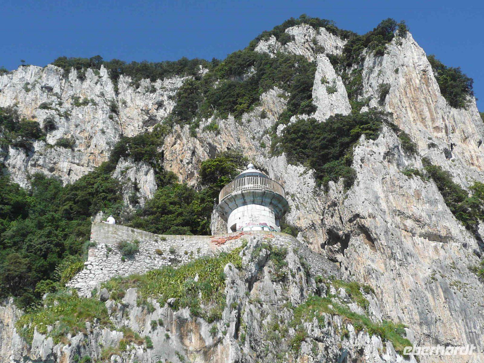 Alter Leuchtturm in der Bucht von Laredo