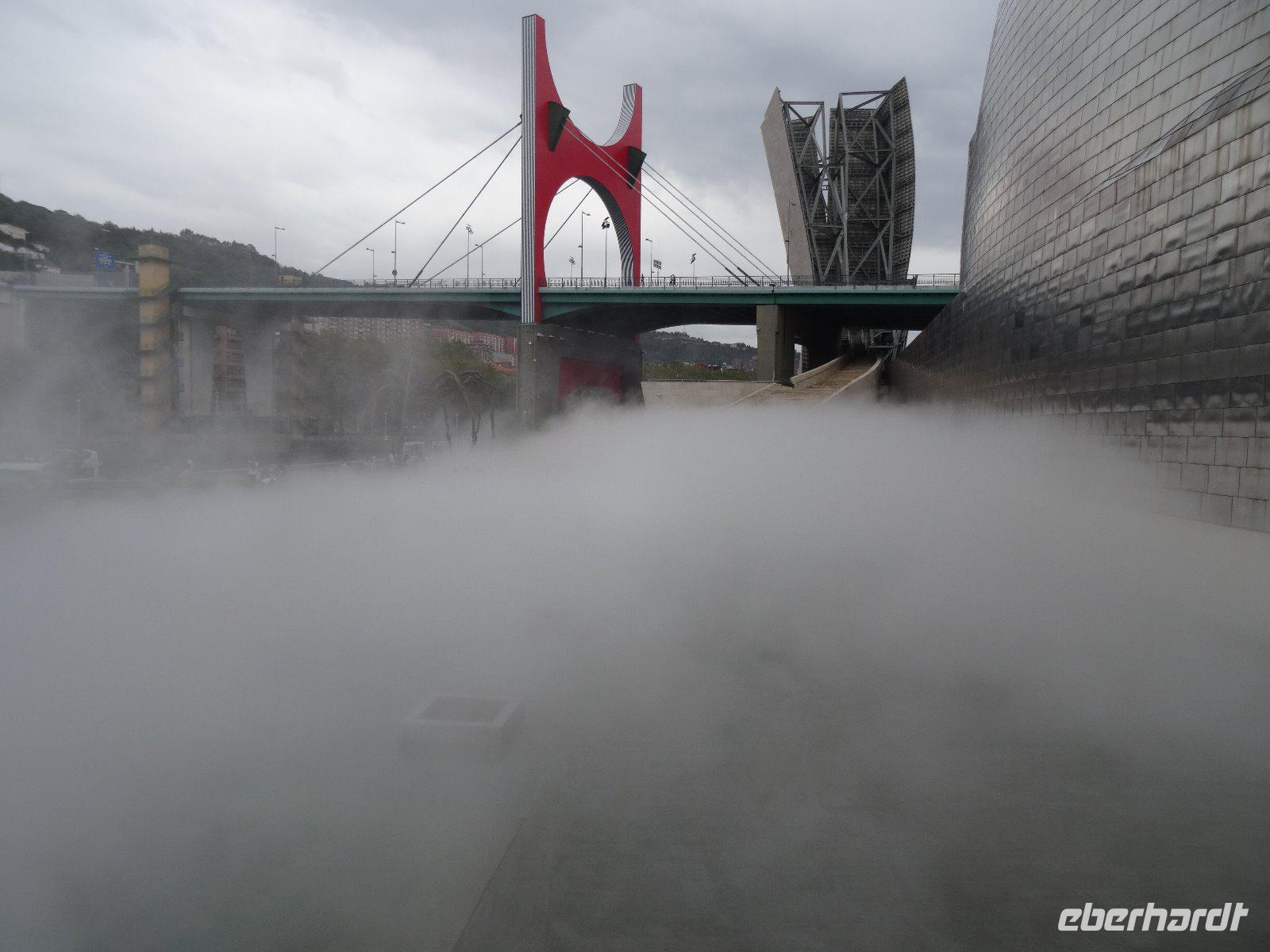 Brücke am Guggenheim-Museum im Nebel