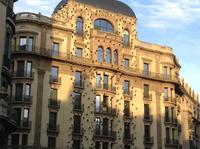 Fassade mit Augen - eine verrückte Stadt