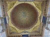 Kunstvolle Decke im Alcázar von Sevilla