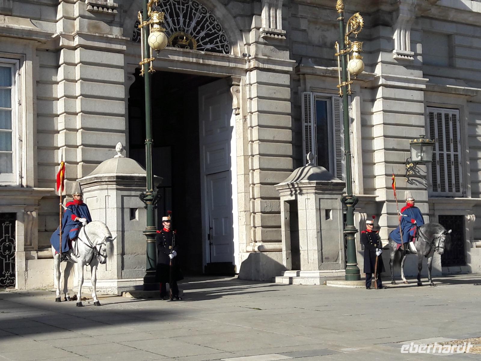 Wache vor dem Königspalast