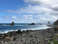 Küste am Fuße des Anagagebirges