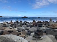 Küste am Fuße des Anagagebirges