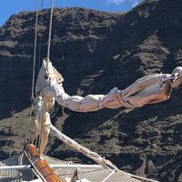 Segelschiff vor den Steilküsten von Los Gigantes