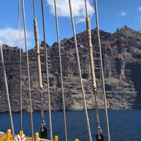 Segelschiff vor den Steilküsten von Los Gigantes