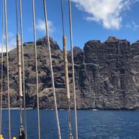 Segelschiff vor den Steilküsten von Los Gigantes