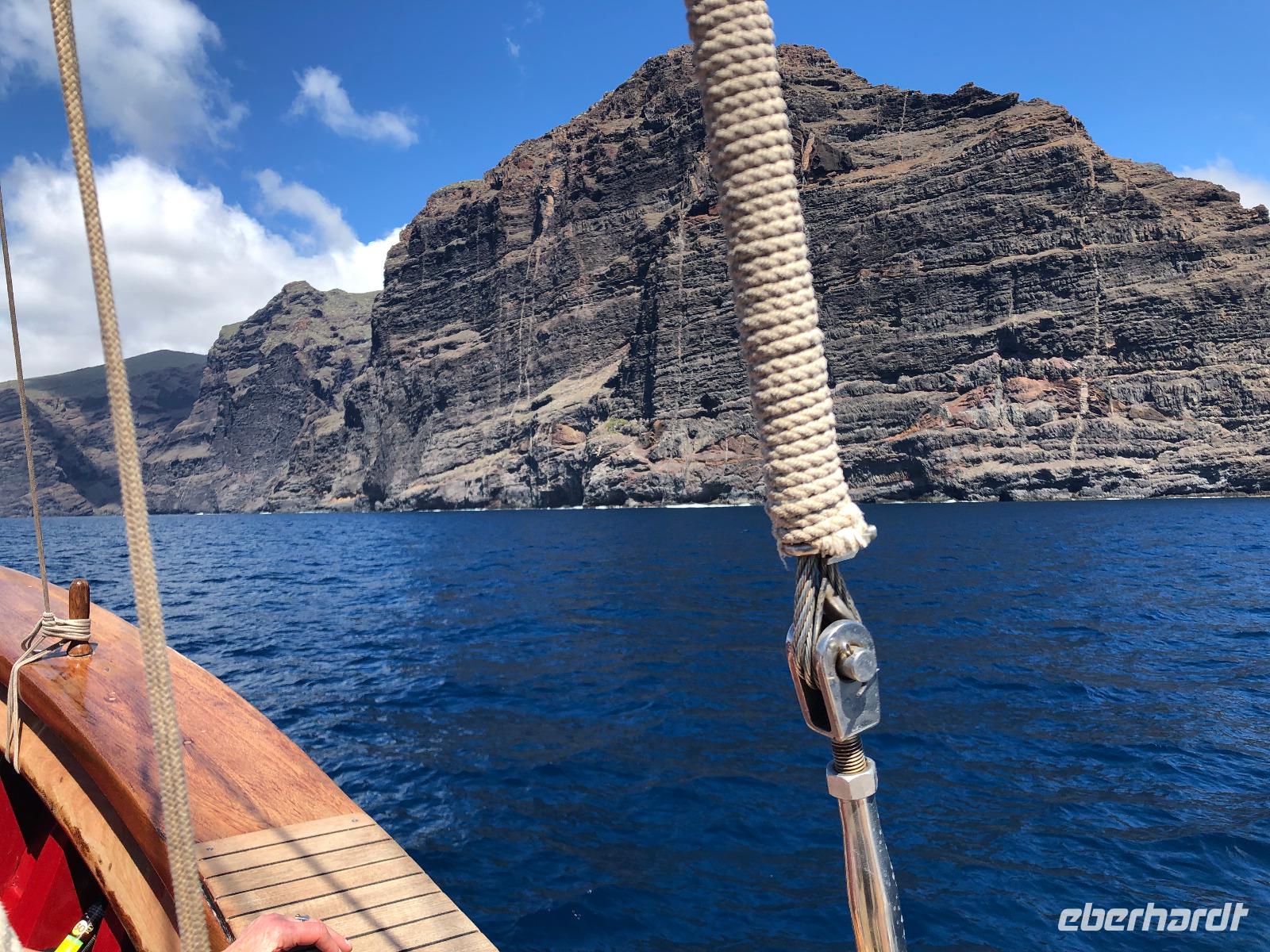 Segelschiff vor den Steilküsten von Los Gigantes