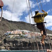 Segelschiff vor den Steilküsten von Los Gigantes