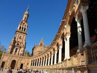 Spaziergang durch den Plaza España in Sevilla
