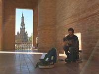 Spaziergang durch den Plaza España in Sevilla