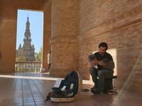 Spaziergang durch den Plaza España in Sevilla