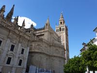 Kathedrale Santa Maria de la Sede mit ihrem bekannten Glockenturm Giralda in Sevilla (10)