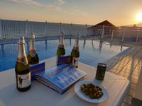 Abschied von der Reise auf der Terrasse von Hotel in Nerja (2)