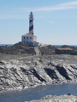 Leuchtturm inmitten einer Mondlandschaft