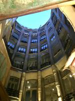 Im Casa Battlo` mit Blick zum Himmel