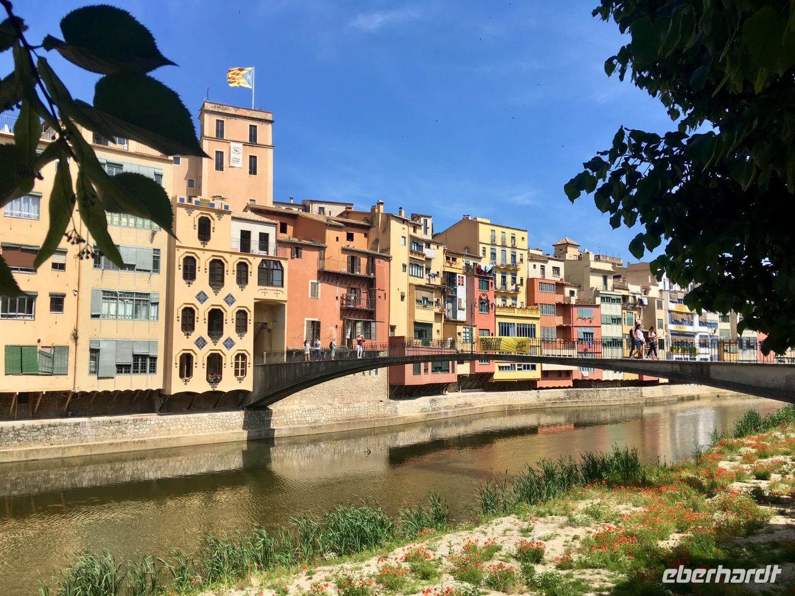 Bunte Ha¨user am Fluss in Girona
