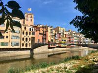 Bunte Ha¨user am Fluss in Girona