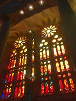 Farbenprächtige Glasfenster der Sagrada Familia
