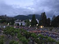 Abendliche Lichterprozession in Lourdes