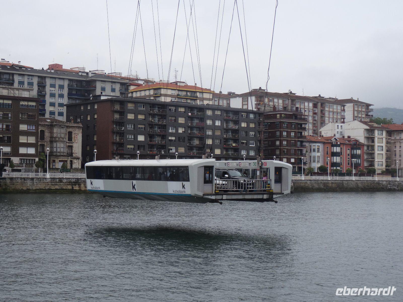 Die Schwebefähre überquert den Fluss Nervion