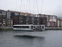 Die Schwebefähre überquert den Fluss Nervion