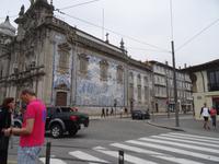 Zwei Kirchen unter einem Dach in Porto: Igreja dos Carmelitas und Igreja do Carmo