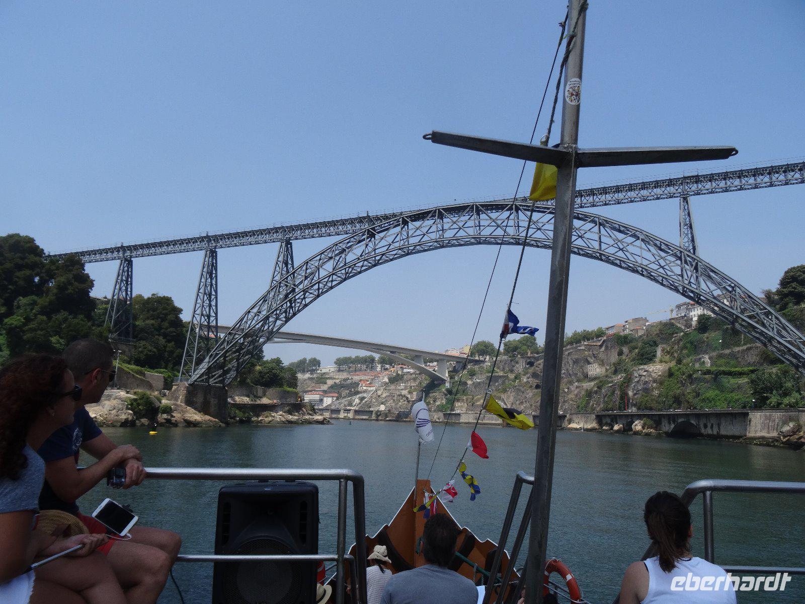 Stahlbrücke über den Douro-Fluss