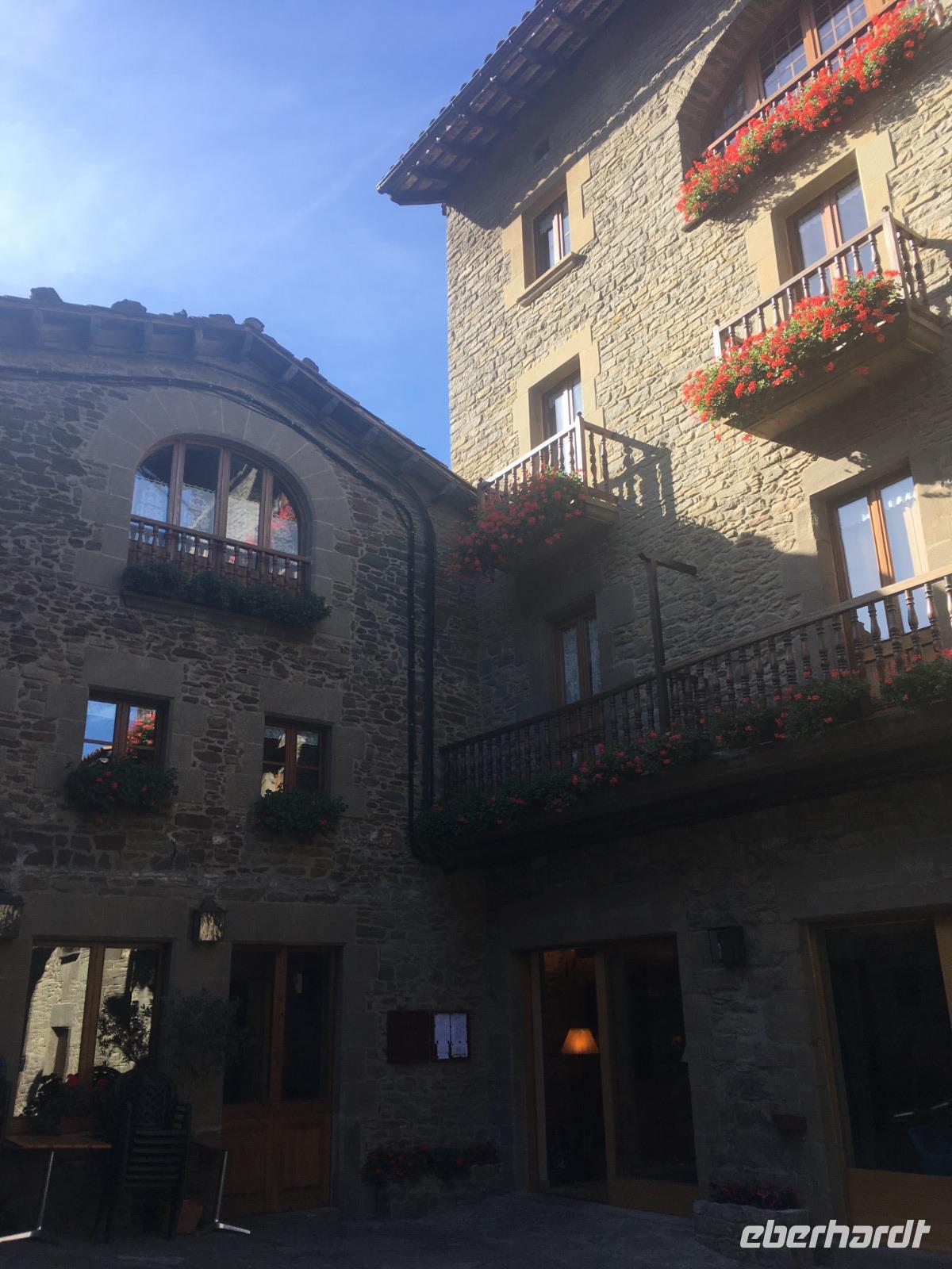 Steinhäuser mit hübscher Bepflanzung