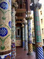 Mosaikkunst auf dem Balkon im Palau