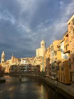 Blick auf den Fluss Onyar und bunte Häuserfassaden