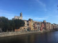 bunte Häuserfassaden in Girona