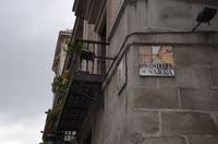 Straßenbezeichnungen in Form von buntbemalten Wandfließen