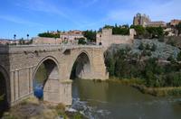 Brücke San Martín mit Dominikanerkloster im Hinergrund