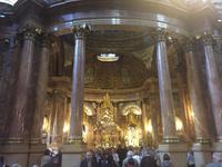 großer Ansturm am Marienheiligtum in der Kathedrale Saragossa