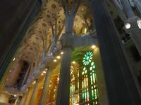 Die Fenster filtern das Licht