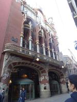 Die Fassade ist reich dekoriert