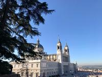 die Kathedrale Almudena von außen