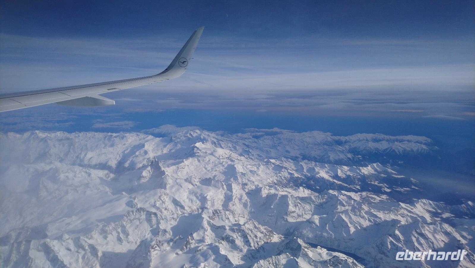 Flug über die schneebedeckten Alpen
