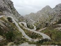 Enge Serpentinen führen nach Sa Calobra