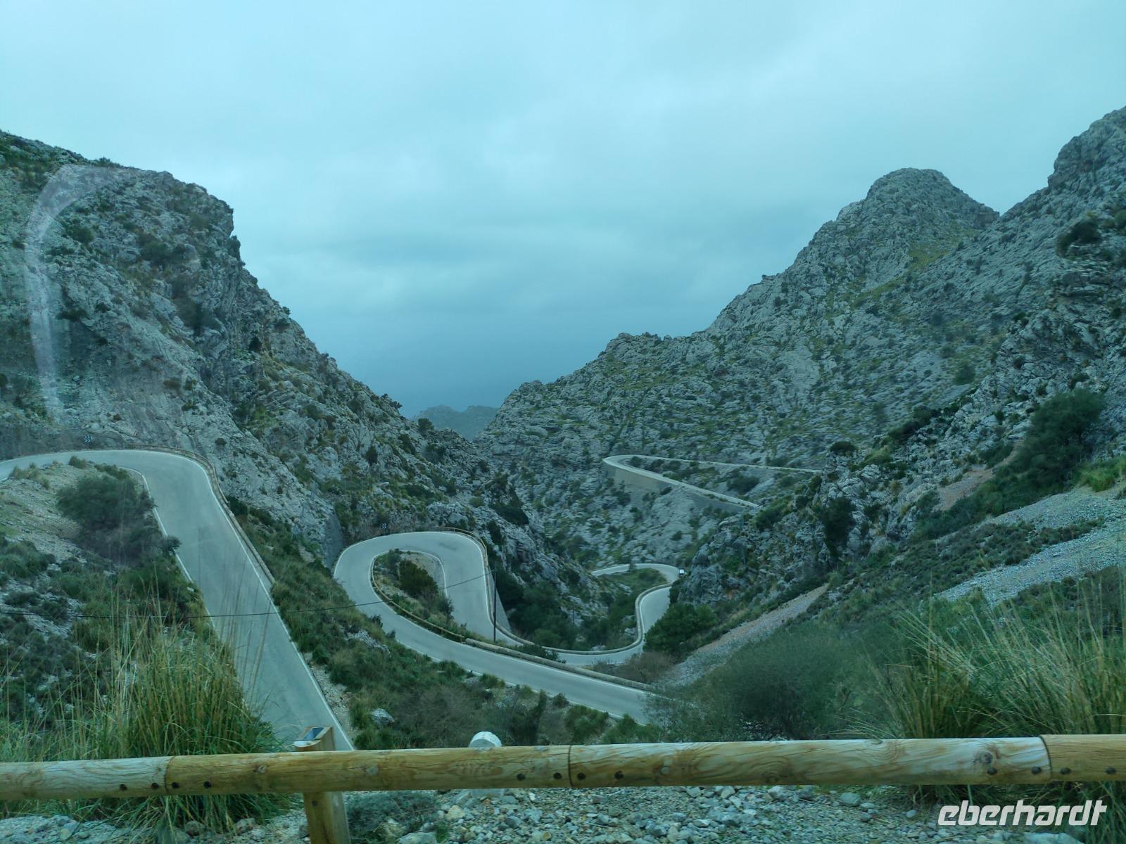 Serpentinen im Tramuntanagebirge auf Mallorca