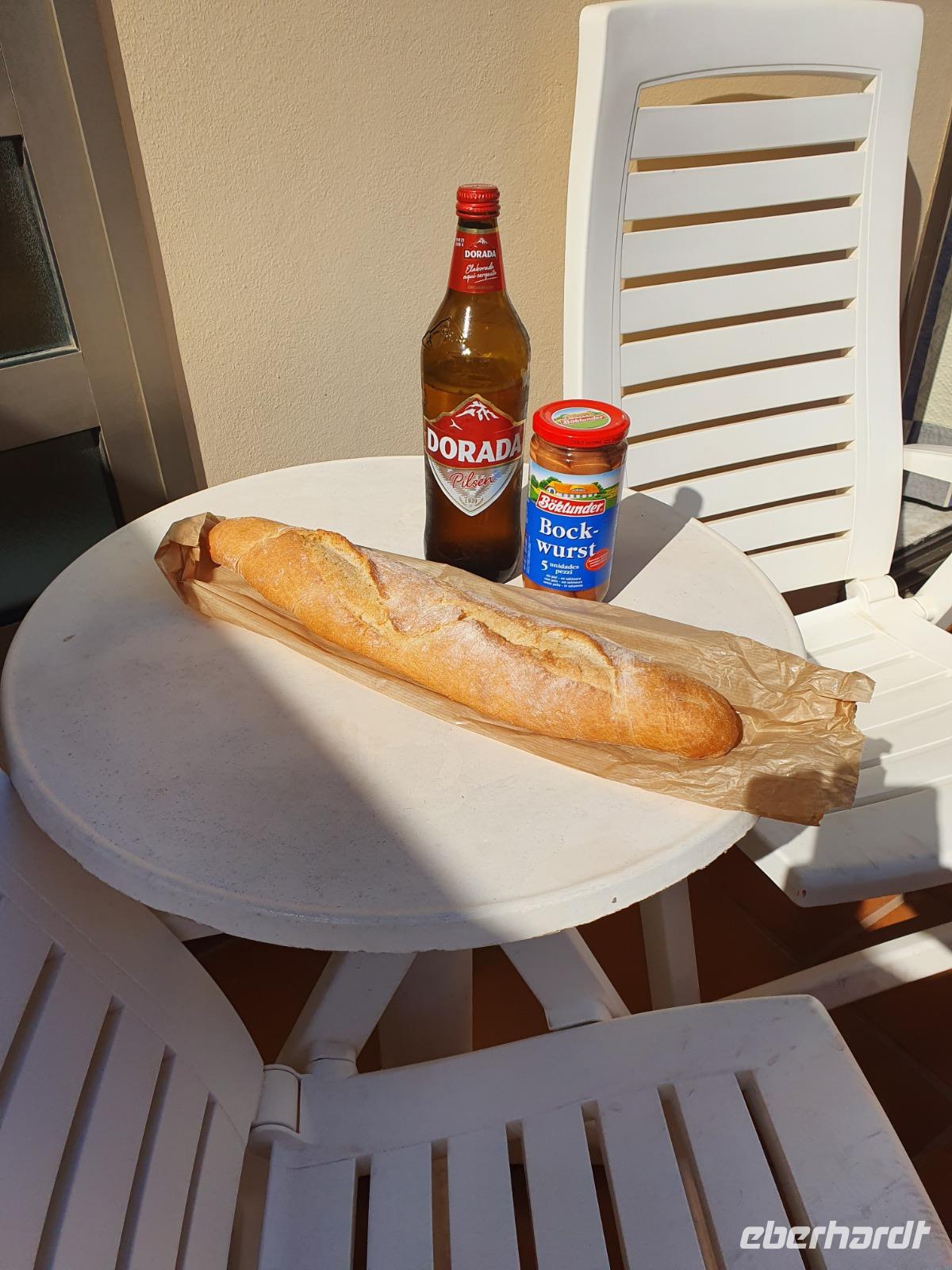 wegen Ausgangssperre wird auf dem Zimmer gegessen