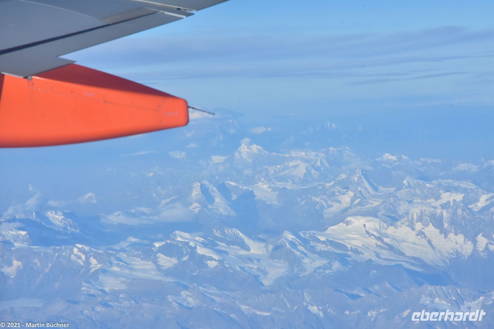 Easyjet Flug von Berlin nach Menorca - In der Bildmitte das Matterhorn
