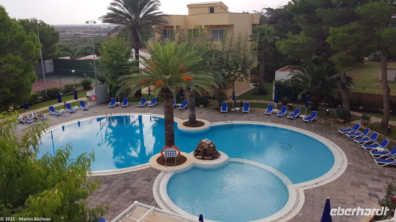 Wanderreise Menorca - Poolanlage in unserem Hotel in Cala Blanca