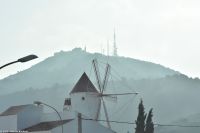 Wanderreise Menorca - typische historische menorquinische Windmühle vor dem höchsten Berg Menorca (El Toro - 362 m)