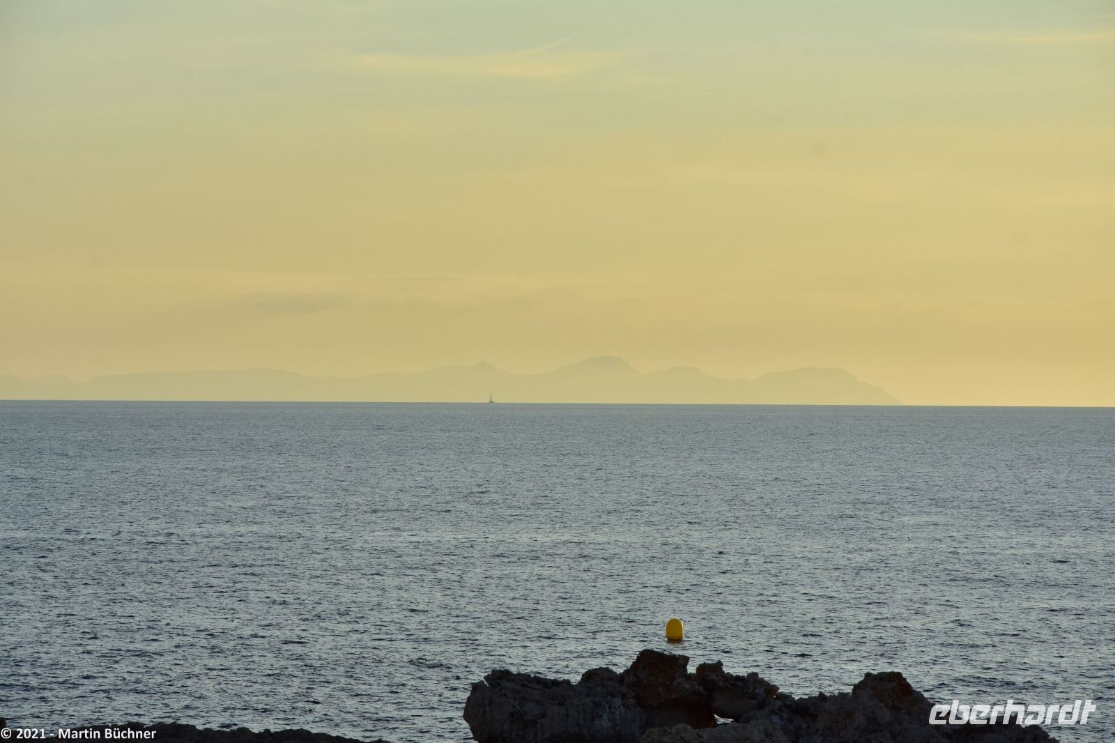 Wanderreise Menorca - Sonnenuntergang in Cala Blanca - Blick nach Mallorca