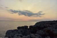 Wanderreise Menorca - Sonnenuntergang in Cala Blanca - In der Luft die Asche des La Palma Vulkans - Blick nach Mallorca