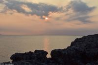 Wanderreise Menorca - Sonnenuntergang in Cala Blanca - In der Luft die Asche des La Palma Vulkans - Blick nach Mallorca