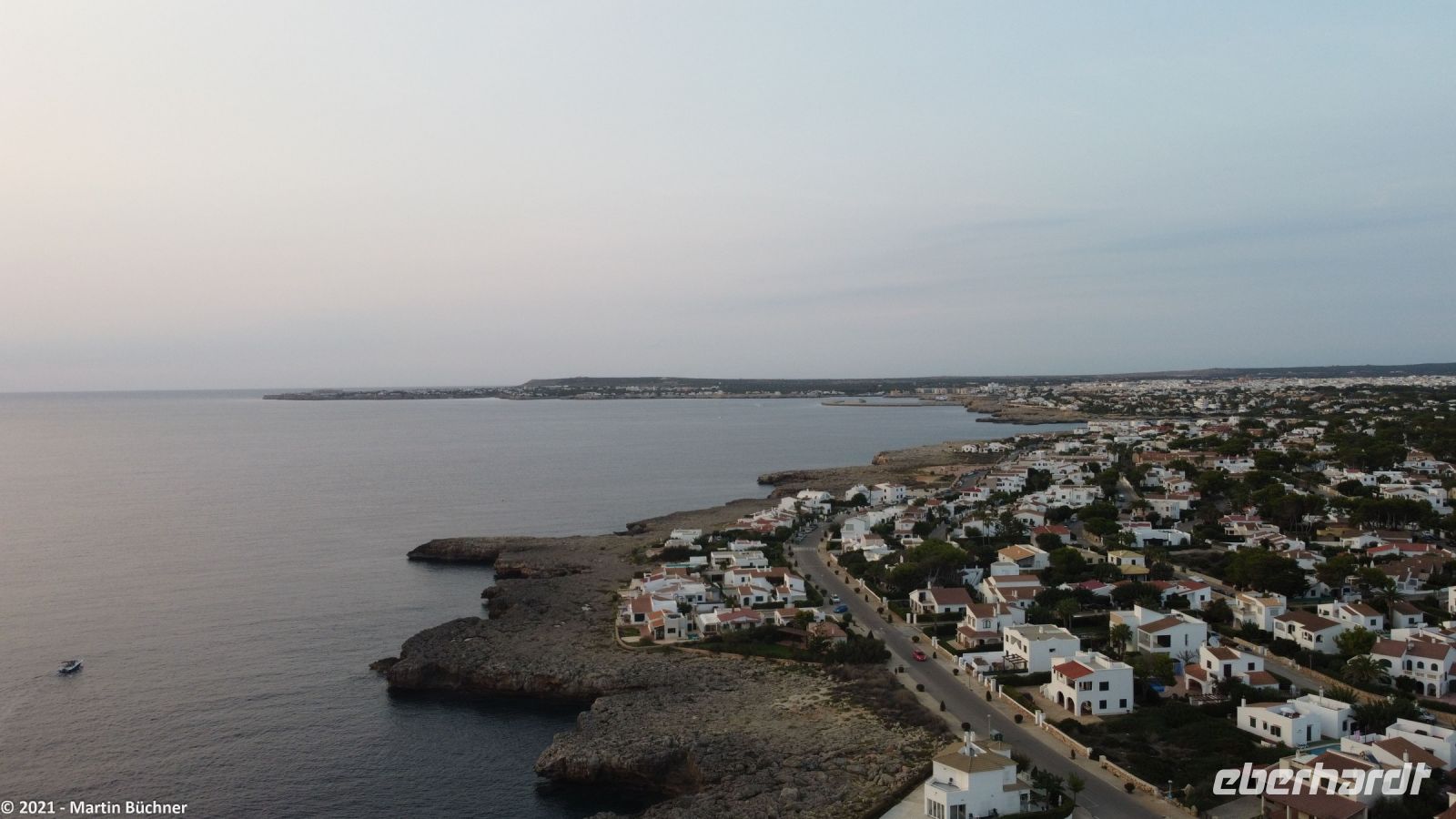 Wanderreise Menorca - Sonnenuntergang in Cala Blanca - Luftbild